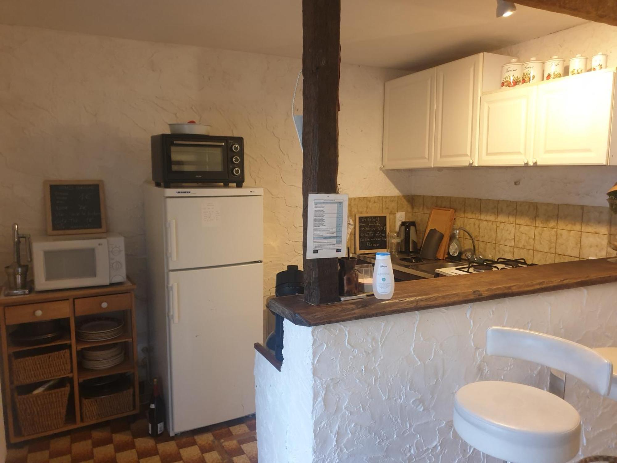 Maison Marylene Possibilite De Louer 2 Chambres Et Un Lit 1Place Supplementaire Ici C'Est Calme Et Simple Entretien Et Petit Dejeuner A Regler Sur Place Vous Gagnez 16 Pour-Cent Givry  Room photo